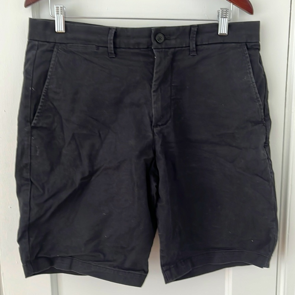 Gap 32” charcoal gray short 10” length. Very good condition. Button front w/zip